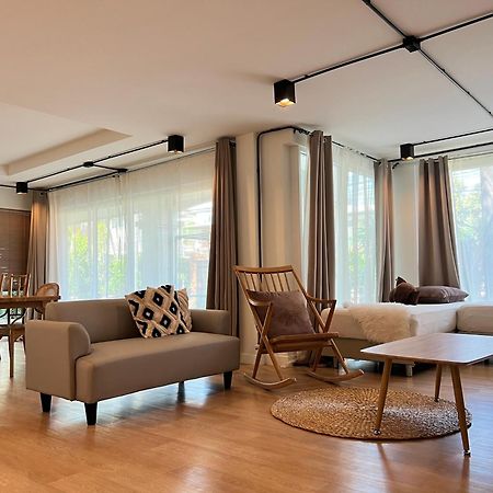 Mini-Me Hubs, Charm Suites & Pool In Old City Chiang Mai Exterior photo