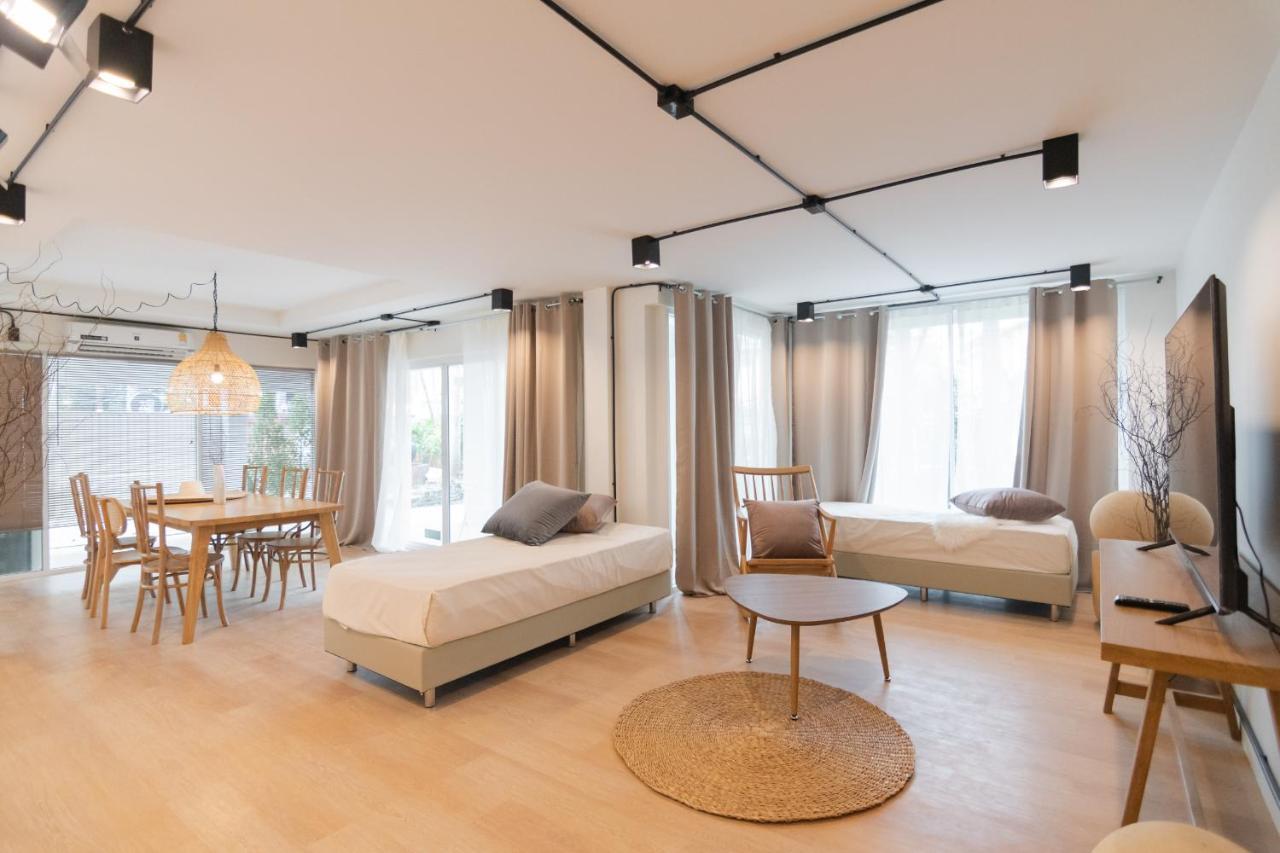 Mini-Me Hubs, Charm Suites & Pool In Old City Chiang Mai Exterior photo