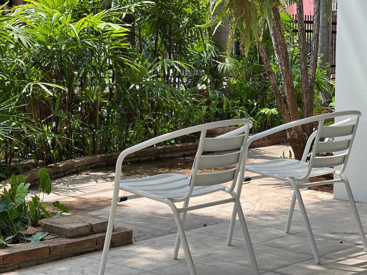 Mini-Me Hubs, Charm Suites & Pool In Old City Chiang Mai Exterior photo