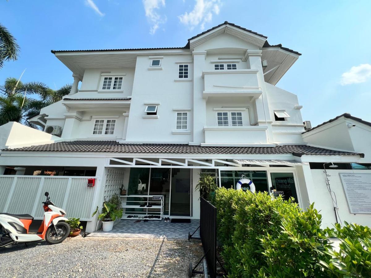 Mini-Me Hubs, Charm Suites & Pool In Old City Chiang Mai Exterior photo