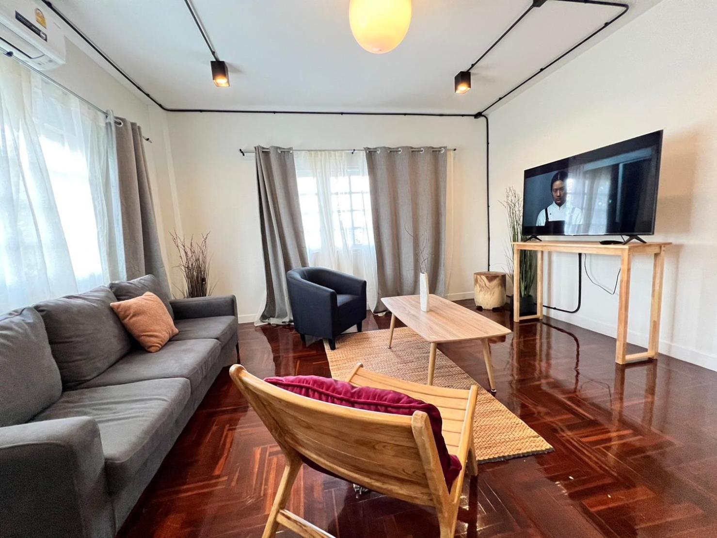 Mini-Me Hubs, Charm Suites & Pool In Old City Chiang Mai Exterior photo