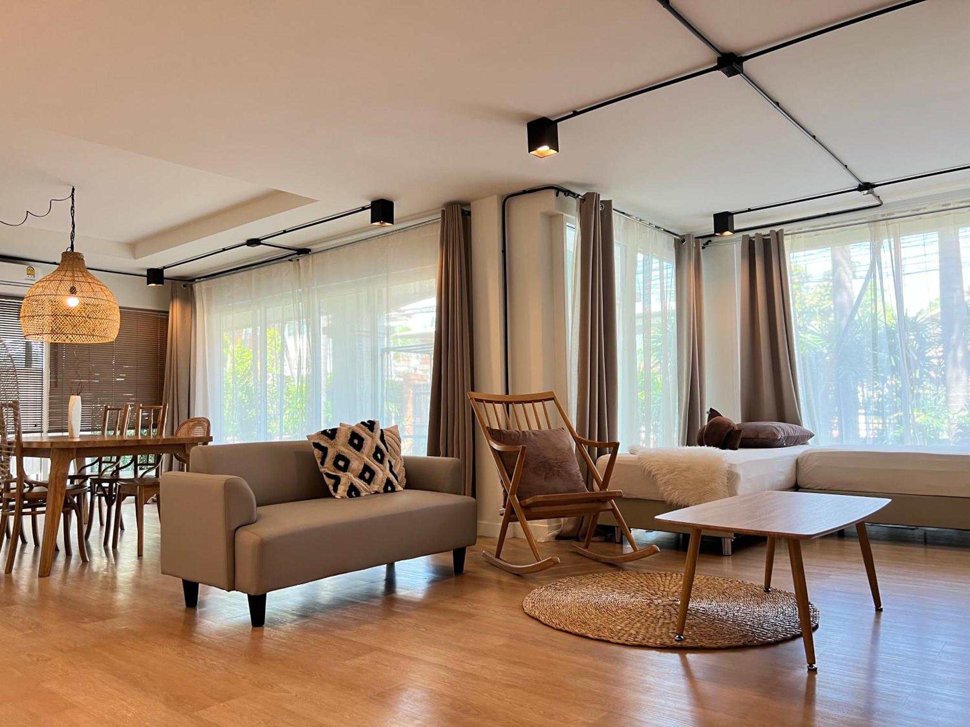 Mini-Me Hubs, Charm Suites & Pool In Old City Chiang Mai Exterior photo