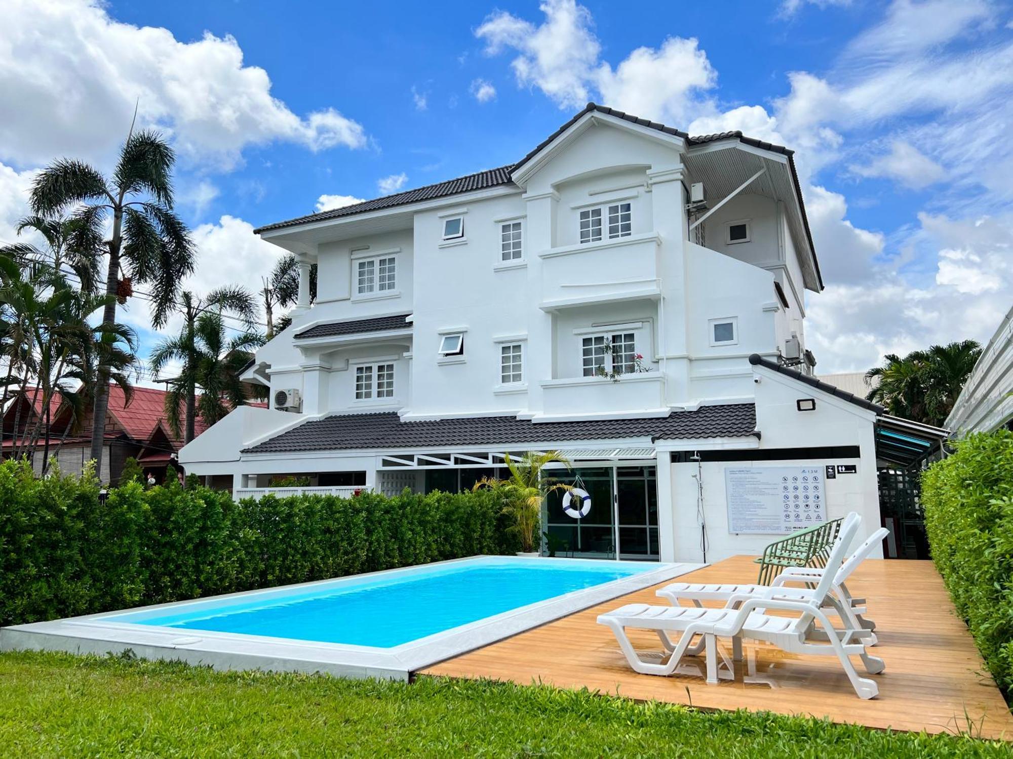 Mini-Me Hubs, Charm Suites & Pool In Old City Chiang Mai Exterior photo