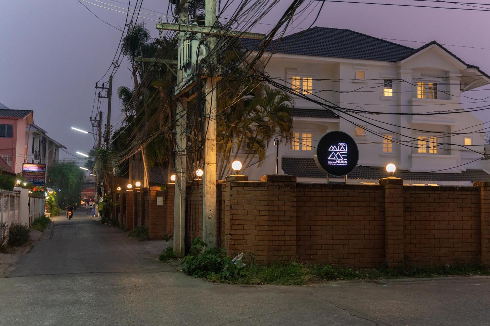Mini-Me Hubs, Charm Suites & Pool In Old City Chiang Mai Exterior photo